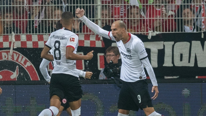 Pemain Eintracht Frankfurt merayakan gol