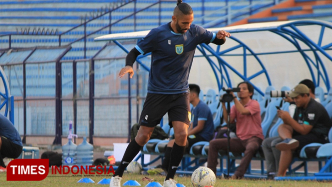 Stoper Persela Lamongan, Demerson Bruno Costa masih menjalani latihan terpisah, Kamis (26/9/2019). (FOTO: MFA Rohmatillah/TIMES Indonesia)