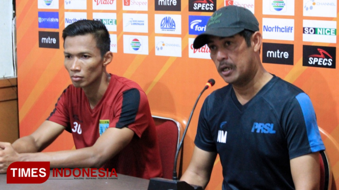 Pelatih Persela Lamongan, Nil Maizar (kanan) didamingi Kapten Persela, Eky Taufik dalam sesi konferensi pers jelang pertandingan lawan Bhayangkara FC, Jum"at (27/9/2019). (FOTO: MFA Rohmatillah/TIMES Indonesia)