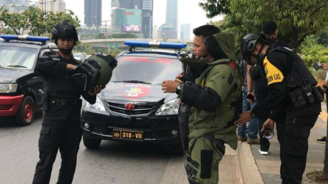 Polisi cek tas mencurigakan di Gatot Subroto.