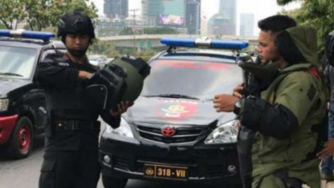 Tim penjinak bom memeriksa tas mencurigakan di Gatot Subroto.