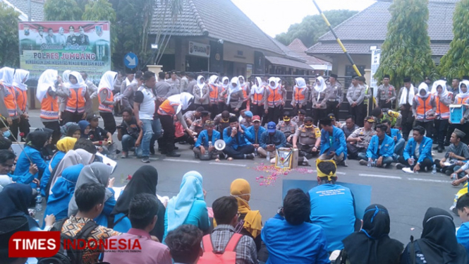 Suasana saat PMII Jombang dan Polres Jombang melakukan tahlil bersama untuk Randi. (FOTO: Moh Ramli/ TIMES Indonesia)