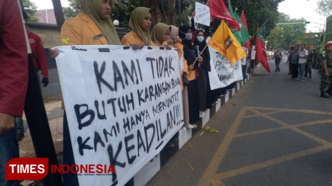 Puluhan kader Angkatan Muda Muhammadiyah (AMM) Tuban, Jawa Timur saat aksi demo di depan Mapolres Tuban, yang menuntut keadilan atas meninggalnya Immawan Randi dan Muhammad Yusuf mahasiswa Universitas Halu Oleo (UHO) Kendari, Sulawesi Tenggara, (28/09/201