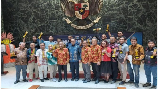 Para pemenang peraih anugerah jurnalistik MH Thamrin bersama Gubernur DKI Jakarta Anies Baswedan.