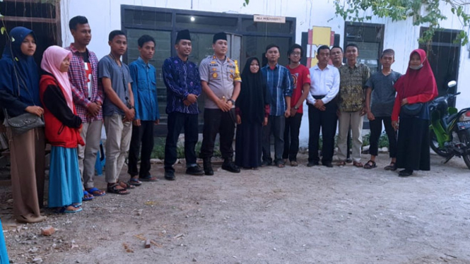 Kapolres Bangkalan AKBP Rama Samtama Putra ketika mengunjungi sekretariat Ikatan Mahasiswa Muhammadiyah (IMM) di Desa Telang, Kecamatan Kamal. (FOTO: Istimewa)
