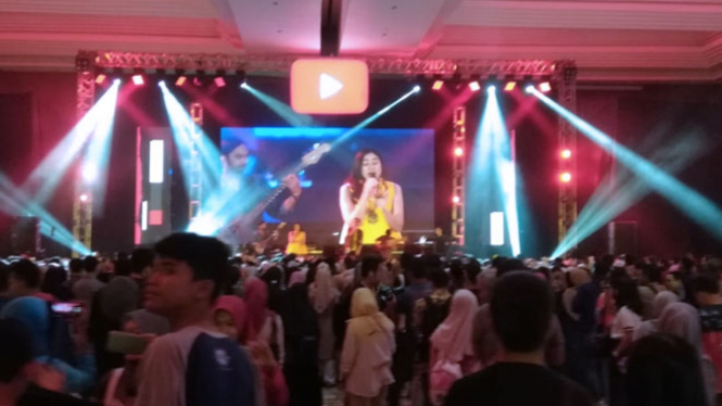 Ribuan orang padati ajang Youtube Fan Fest 2019 di Yogyakarta. (FOTO: Istimewa/TIMES Indonesia)