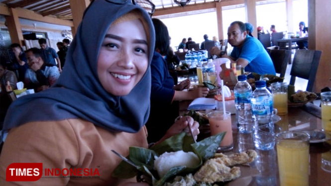 Lia Eka menikmati nasi menok, kuliner khas Magetan di Mbah Djoe Resort & Resto. (FOTO: Miftakhul Arif/Times Indonesia)