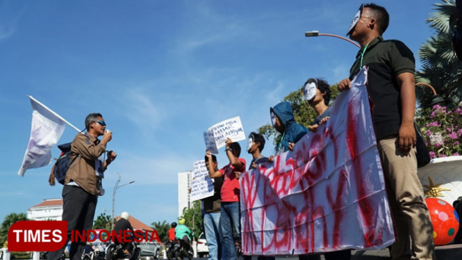 AJI Surabaya dan PPMI menggelar aksi di depan Gedung Negara Grahadi menuntut pembebasan jurnalis dan pegiat HAM Dandhy Laksono serta meminta aparat kepolisian menghentikan kriminalisasi terhadap kerja jurnalis, Sabtu (28/9/2019). (Foto: Istimewa)