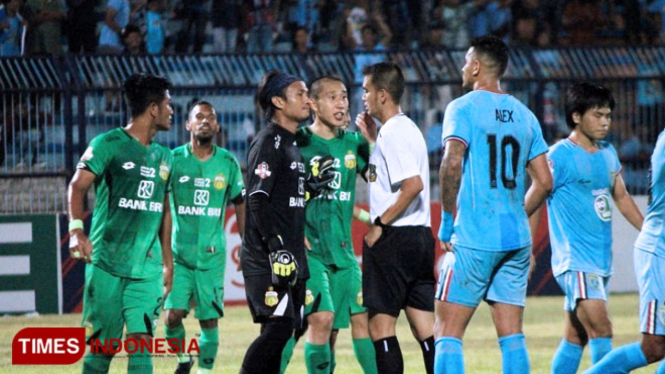 Pemain Bhayangkara FC melakukan protes kepada wasit Ikhsan Prasetya Jati, Sabtu (29/9/2019). (FOTO: MFA Rohmatillah/TIMES Indonesia)