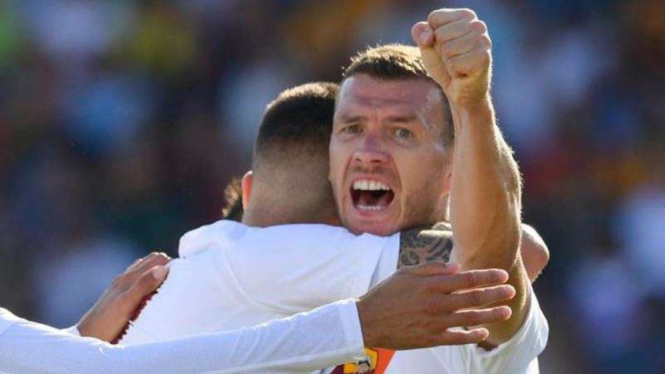 Penyerang AS Roma, Edin Dzeko, merayakan gol