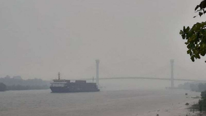 Perairan dan jembatan di Riau dalam kondisi berkabut