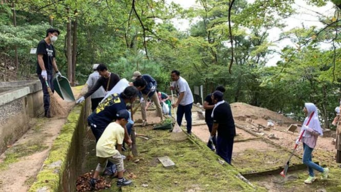 Muslim Jepang dan WNI kerja bakti membersihkan makam-makam