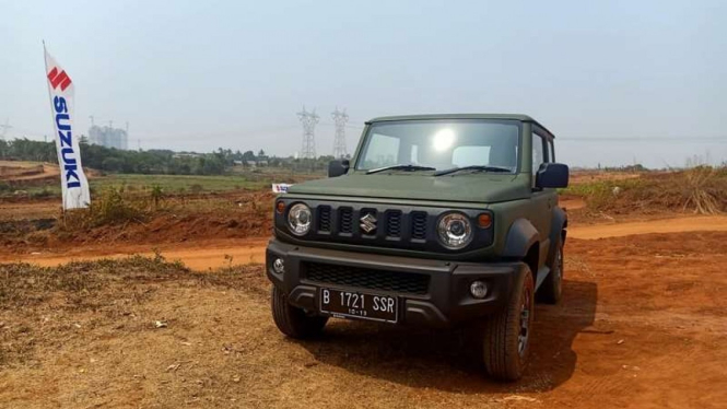 Suzuki Jimny diajak melibas trek offroad di BSD, Tangerang