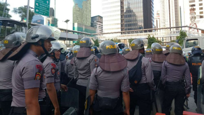 Polisi melakukan pengamanan objek vital di Jakarta.