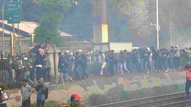Polisi tembakkan gas air mata ke massa pendemo di dekat DPR