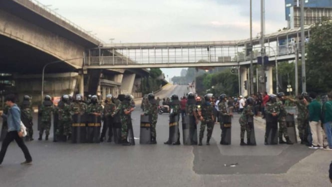 Aparat TNI dari Kodam Jaya mengamankan aksi massa di Bundaran Slipi, Jakbar.