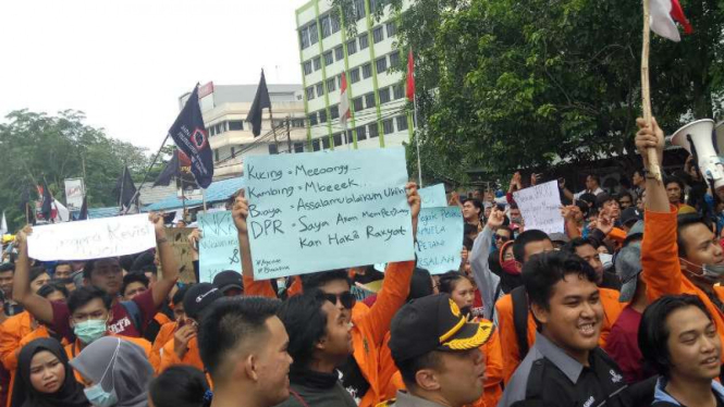 Aksi unjuk rasa ribuan mahasiswa di depan gedung DPRD Kalbar.