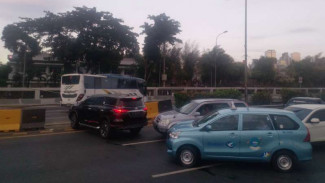 Demo DPR Rcuh, Mobil di Jalur Tol Dalam Kota Balik Arah