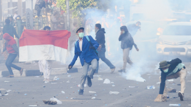 Massa Pelajar Demonstrasi Rusuh di Palmerah Tolak RKUHP dan UU KPK