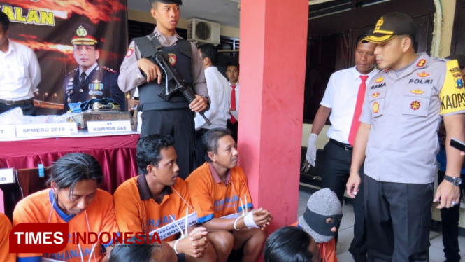 Kapolres Bangkalan, AKBP Rama Samtama Putra menginterogasi pelaku kejahatan yang terjaring Operasi Sikat Semeru 2019. (FOTO: Doni Heriyanto/TIMES Indonesia)