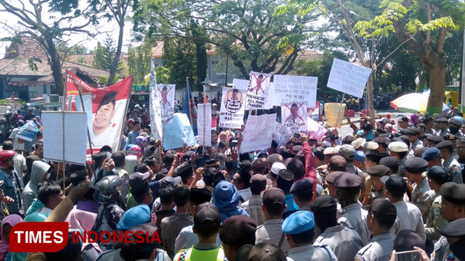 Suasana massa aksi dari Desa Pamaroh, saat menyampaikan aspirasi depan DPRD Pamekasan.(FOTO: Akhmad Syafi"i/TIMES Indonesia)