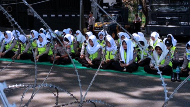 Puluhan Polwan lantunkan Asmaul Husna dan bagikan makanan serta minuman ke pengunjung rasa. (Foto: Istimewa)