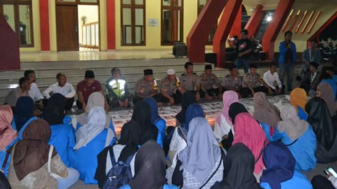 Polisi dan mahasiswa doa bersama di Banten.