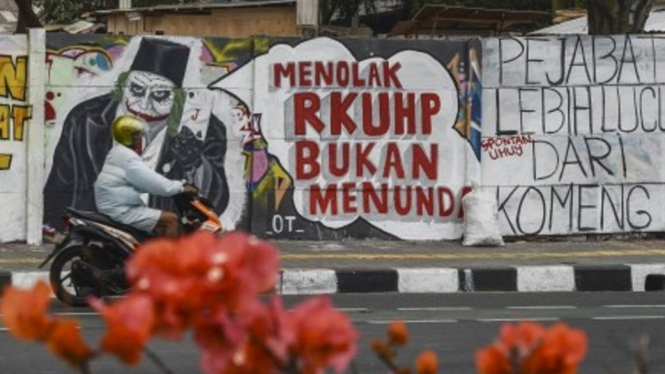 Mural kritik sosial "Tolak RUU KUHP" di Rawamangun, Jakarta Timur (ANTARA FOTO)
