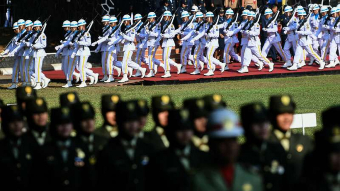 Defile prajurit TNI saat upacara peringatan Hari Kesaktian Pancasila