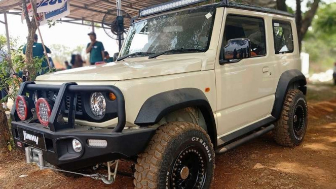 Suzuki Jimny yang telah dimodifikasi bergaya offroad