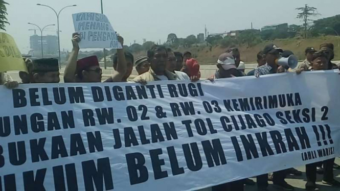 Ratusan warga berunjuk rasa dengan menutup sebagian akses menuju Tol Cijago sesi II, tepatnya di pintu tol kawasan Jalan Margonda, Depok, Jawa Barat, Selasa, 1 Oktober 2019.