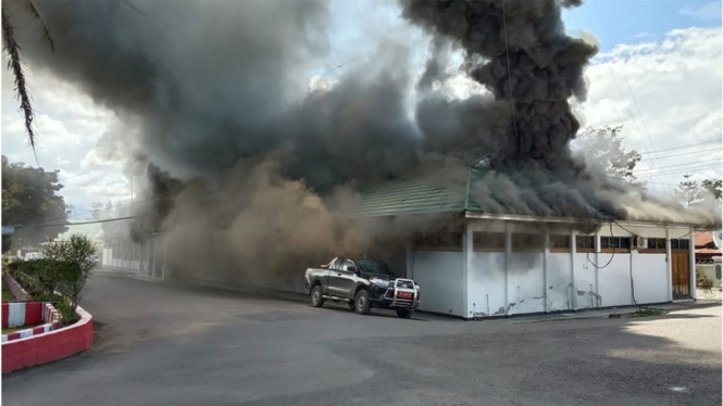 Gedung-gedung pemerintah, termasuk kantor bupati, dibakar dalam kerusuhan di Wamena, 23 September lalu. - AFP/Getty Images