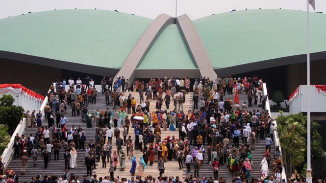 Usai Pelantikan, Anggota DPR, DPD & MPR RI Berswafoto di Gedung Kura-kura