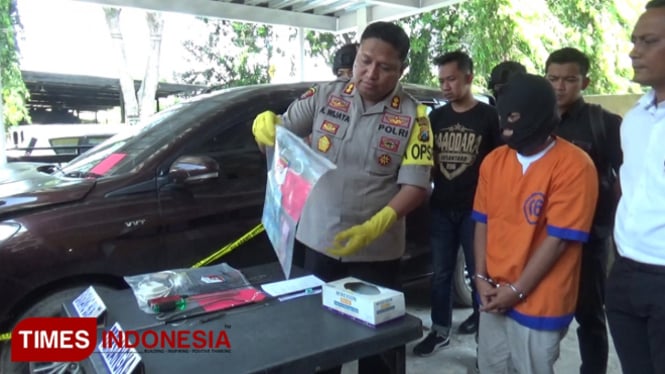 Kapolresta Probolinggo menunjukkan barang bukti pembobolan ATM. (FOTO: Happy/TIMES Indonesia)