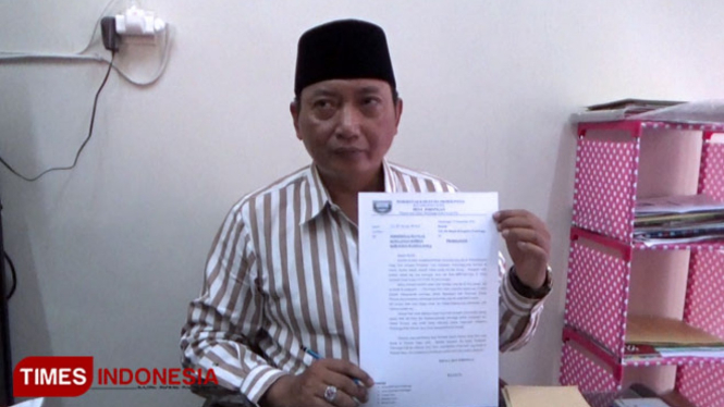 Kepala Desa Jorongan menunjukkan surat bantuan pemulangan warga Jorongan. (FOTO: Happy/TIMES Indonesia)