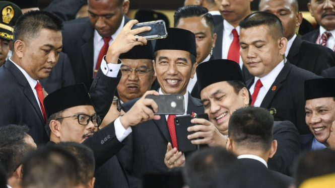 Jika akhirnya menerbitkan perppu KPK, Jokowi tetap membutuhkan persetujuan DPR untuk mengesahkannya menjadi undang-undang. - ANTARAFOTO/GALIH PRADIPTA