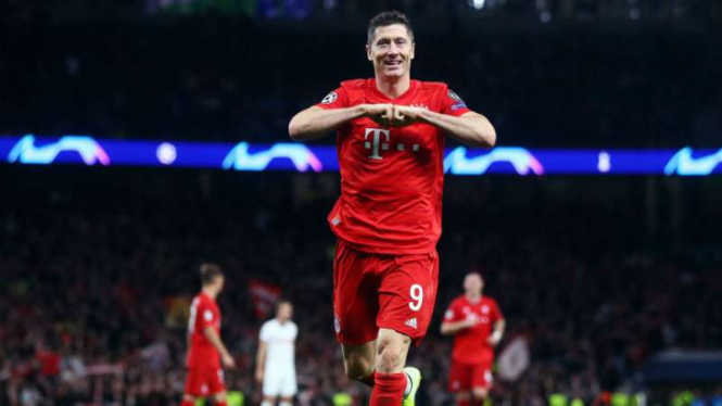 Striker Bayern Munich, Robert Lewandowski rayakan gol.