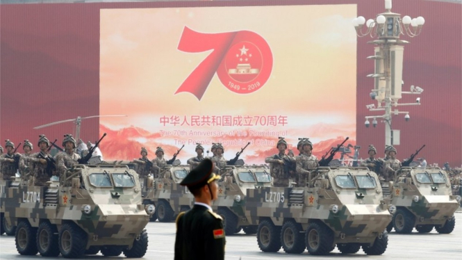 Para serdadu Tentara Pembebasan Rakyat (PLA) China turut serta dalam parade militer di Lapangan Tiananmen, Beijing, Selasa (01/10). - Reuters