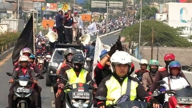 Buruh Tangerang konvoi menuju DPR Menolak RUU Keternagakerjaan.