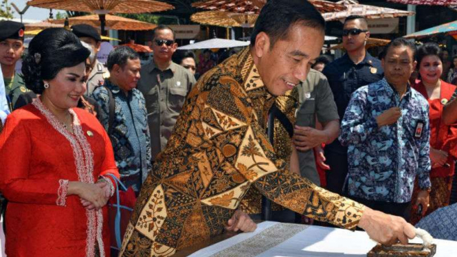 Presiden Jokowi hadiri peringatan Hari Batik di Puro Mangkunegaran, Surakarta.