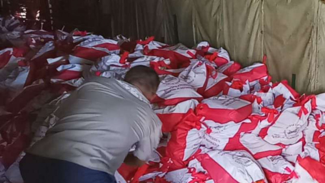 Bantuan sembako Presiden Jokowi untuk warga pengungsi kerusuhan Wamena, Papua.