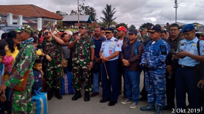 Pangdam Cenderawasih, Mayjen TNI Herman Asaribab menemui pengungsi Wamena