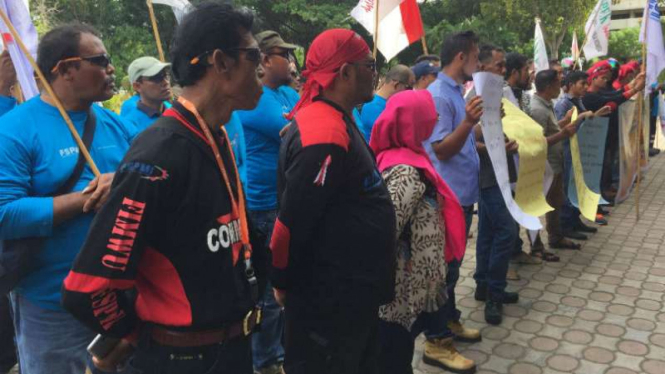 Aliansi Buruh Aceh menggelar aksi damai di DPR Aceh.