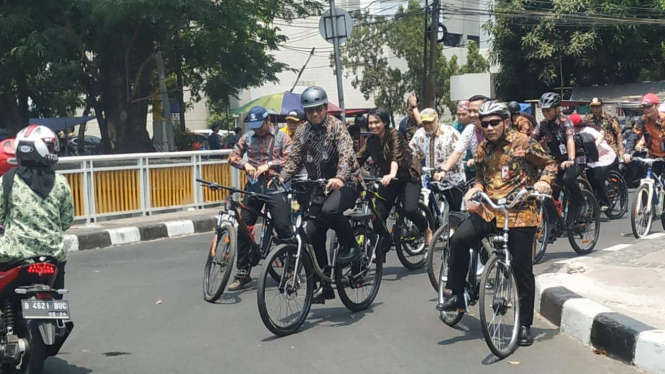Gubernur DKI Jakarta Anies Baswedan gowes dengan batik bersama jajaran 