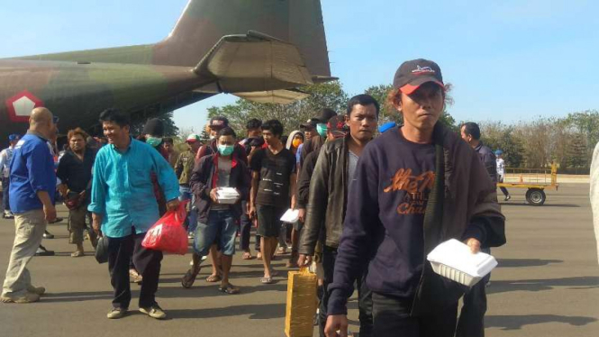 Ratusan warga Jawa Timur yang bermukim dari Jayapura, Papua, dipulangkan dan tiba di Pangkalan Udara Abdulrahman Saleh Malang, Rabu, 2 Oktober 2019.