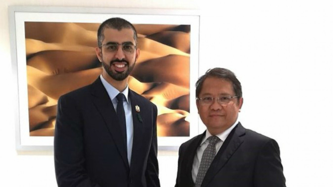Menteri Kecerdasan Buatan Uni Emirat Arab, Omar Sultan Al Olama (kiri)