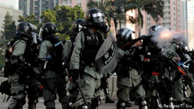 Polisi di Hong Kong saat mengamankan demonstrasi beberapa waktu lalu.-(Reuters/T. Siu)