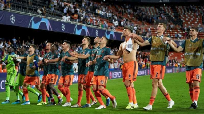 Para pemain Ajax Amsterdam merayakan kemenangan atas Valencia 