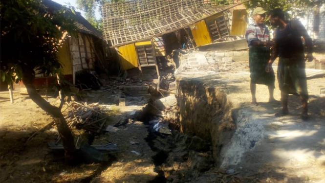 Salah satu rumah warga Desa Plangwot, Kecamatan Laren yang rusak akibat longsor bantaran sungai Bengawan Solo, (FOTO: Istimewa)