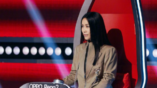 Gak Terima Direkam, Penyanyi Legendaris Tendang Penggemar